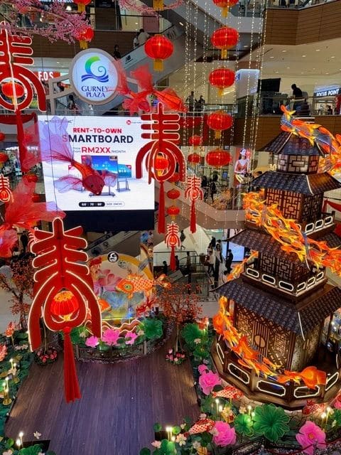 Walking around the Gurney Mall (cool fish display but where are the horses?)