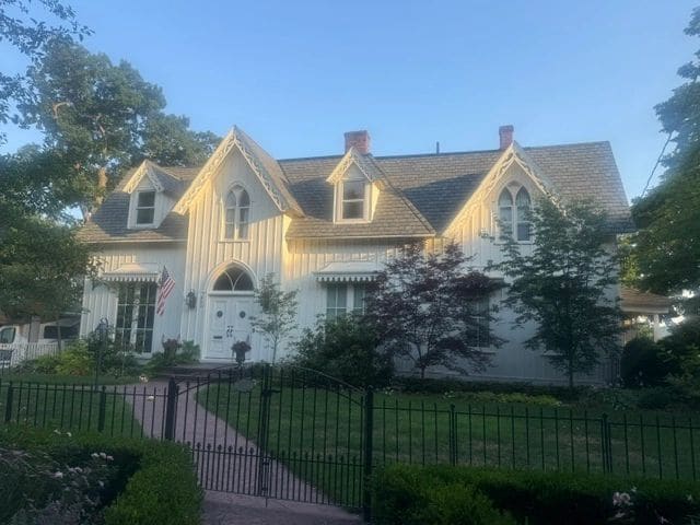Neat homes in surrounding neighborhoods.